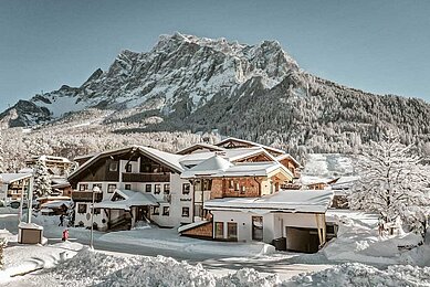 Das Familienhotel Tirolerhof in der Tiroler Zugspitzarena umgeben von einer weißen Winterlandschaft.