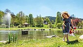 Ein Kind an einem kleinen See in der Nähe vom Familienhotel Mein Krug im Fichtelgebirge.