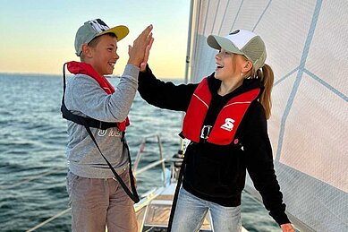 Kids auf der hoteleigenen Segelyacht "Strandkind" vom Familienhotel Strandkind an der Ostsee