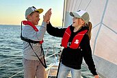 Kids auf der hoteleigenen Segelyacht "Strandkind" vom Familienhotel Strandkind an der Ostsee