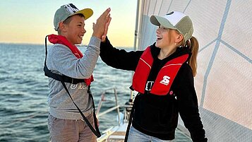 Kids auf der hoteleigenen Segelyacht "Strandkind" vom Familienhotel Strandkind an der Ostsee