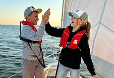 Kids auf der hoteleigenen Segelyacht "Strandkind" vom Familienhotel Strandkind an der Ostsee