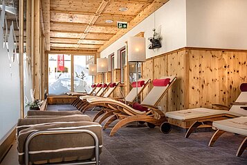 Gemütliche Liegen im Wellnessbereich im Familienhotel Zauchenseehof im Salzburger Land