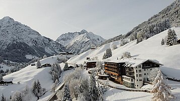 Ansicht in verschneiter Winterlandschaft auf das Alphotel.