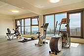 Fitnesstudio mit Panoramafester im Familienhotel Familien Resort Petschnighof in Kärnten.