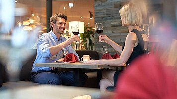 Gemeinsames Abendessen im Restaurant des Familienhotels Schreinerhof.