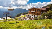 Das Hochzeigerhaus im Pitztal von außen bei schönem Wetter.