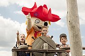 Kinder spielen mit dem Piraten des Familienhotel Wellness Hotel Seeklause an der Ostsee.