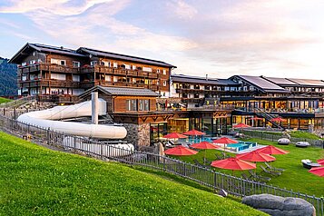 Hausansicht des Familienhotels Allgäuer Berghof im Sommer.