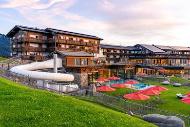 Hausansicht des Familienhotels Allgäuer Berghof im Sommer.