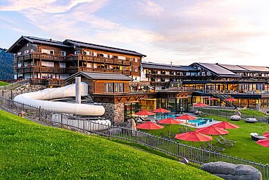 Hausansicht des Familienhotels Allgäuer Berghof im Sommer.