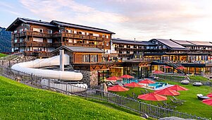 Hausansicht des Familienhotels Allgäuer Berghof im Sommer.