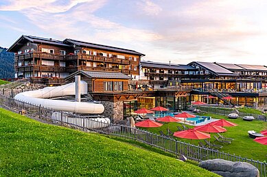 Hausansicht des Familienhotels Allgäuer Berghof im Sommer.