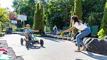 Junge fährt mit einem Kart auf der Rennbahn des Familienhotels Family Club Harz.