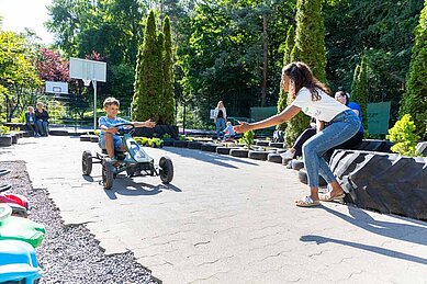 Junge fährt mit einem Kart auf der Rennbahn des Familienhotels Family Club Harz.