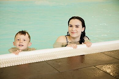 Mutter und Kind haben sichtlich freude beim Schwimmen im Familienhotel Seeklause an der Ostsee.