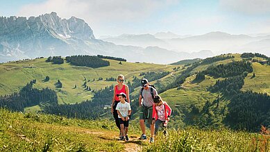 Familie wandert durch die Berglandschaft rund um das Familienhotel Das Hopfgarten