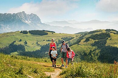 Familie wandert durch die Berglandschaft rund um das Familienhotel Das Hopfgarten