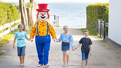 Kinder beim Strandausflug mit Maskottchen Happy im Familienhotel Strandkind an der Ostsee