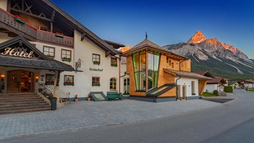 Ansicht des Familienhotels Tirolerhof in Ehrwald im Sommer