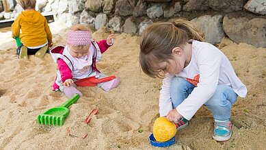 Kinder spielen im Sandkasten im Familienhotel Alphotel 