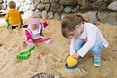 Kinder spielen im Sandkasten im Familienhotel Alphotel 