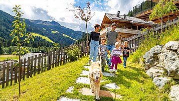 Fünfköpfige Familie im Urlaub mit Hund im Familienhotel Alphotel Tyrol.