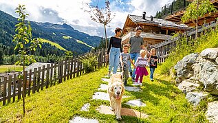 Fünfköpfige Familie im Urlaub mit Hund im Familienhotel Alphotel Tyrol.