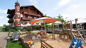 Außenansicht mit Spielplatz des Familienhotels Der Böhmerwald.