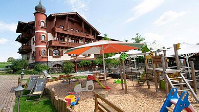 Außenansicht mit Spielplatz des Familienhotels Der Böhmerwald.