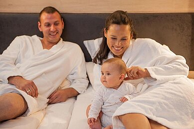 Eltern mit Baby genießen im Wellnessurlaub im Familienhotel Landhaus zur Ohe im Bayerischen Wald pure Entspannung.