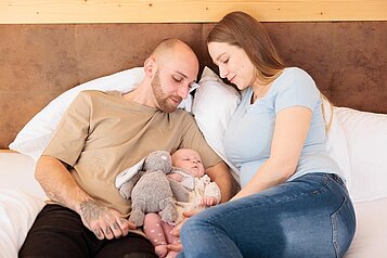 Vater und Mutter mit ihrem Baby im Familienzimmer im Kaiserhof