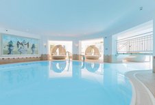 Indoor-Schwimmbecken mit Liegeinseln im Familienhotel Kaiserhof an der Tiroler Zugspitzarena.