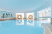 Indoor-Schwimmbecken mit Liegeinseln im Familienhotel Kaiserhof an der Tiroler Zugspitzarena.