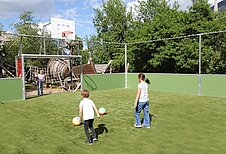 Kinder spielen auf dem Fußballfeld des Familienhotels Kinderhotel Stefan in Tirol Fußball.