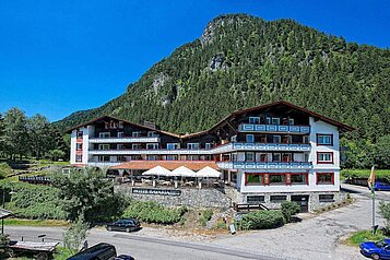 Außenansicht des Familienhotels Bavaria im Allgäu im Sommer.