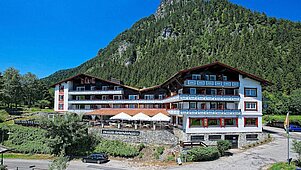 Außenansicht des Familienhotels Bavaria im Allgäu im Sommer.