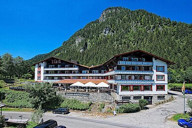 Außenansicht des Familienhotels Bavaria im Allgäu im Sommer.