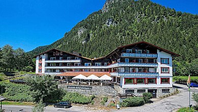 Außenansicht des Familienhotels Bavaria im Allgäu im Sommer.