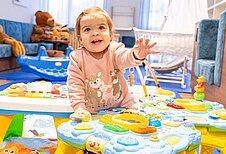 Kleinkind in der liebevollen Babybetreuung im Familienhotel Feldberger Hof im Schwarzwald.