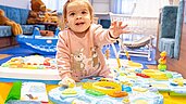 Kleinkind in der liebevollen Babybetreuung im Familienhotel Feldberger Hof im Schwarzwald.