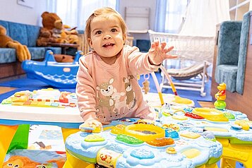 Kleinkind in der liebevollen Babybetreuung im Familienhotel Feldberger Hof im Schwarzwald.