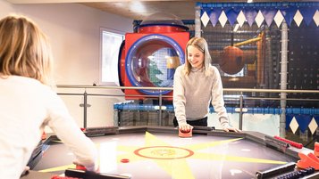 Im Kurzurlaub spielen Teens im Indoorspielplatz.