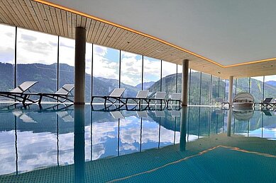 Panorama-Pool mit Liegen im Familienhotel Almfamilyhotel Scherer in Tirol.