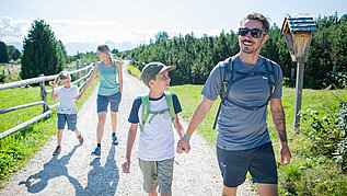 Familie wandert durch die Südtiroler Natur.