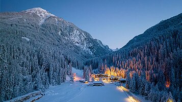 Blick auf die verschneite Winterlandschaft und die Umgebung vom Familienhotel Habachklause im Salzburger Land 