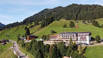 Aussenansicht im Sommer auf das Alphotel 