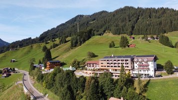 Aussenansicht im Sommer auf das Alphotel 