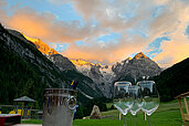 Wein trinken auf der Terrasse beim Sonnenuntergang.