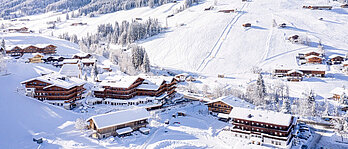 Außenansicht des Galtenberg Family & Wellness Resorts im Winter in Tirol.